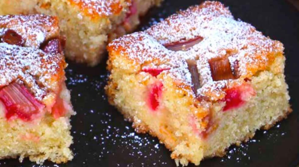 Rhubarb and vanilla cake 